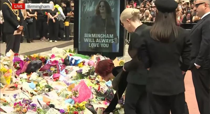 Размах похорон впечатляет: как прошло прощание с Оззи Осборном, на которое снесли тысячи последних подарков
