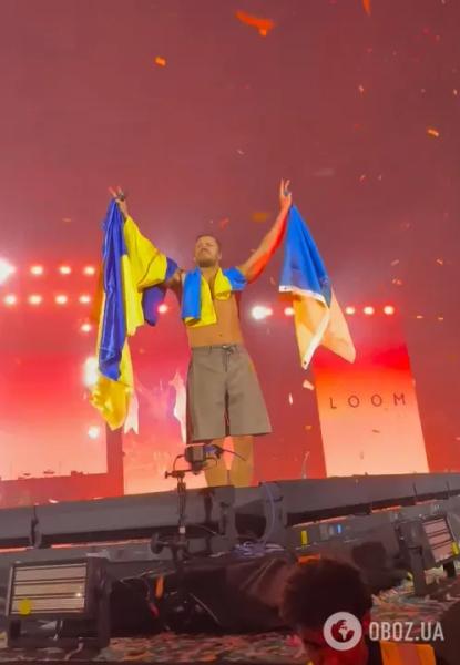 "Это был не просто жест": солист Imagine Dragons на концерте поднял все флаги Украины, которые кинули на сцену. Впечатляющее видео