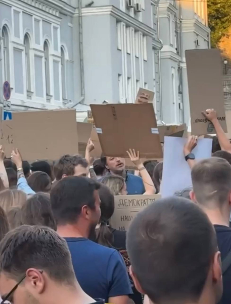 На протестах против закона о НАБУ и САП заметили украинских звезд: кто пришел поддержать митингующих