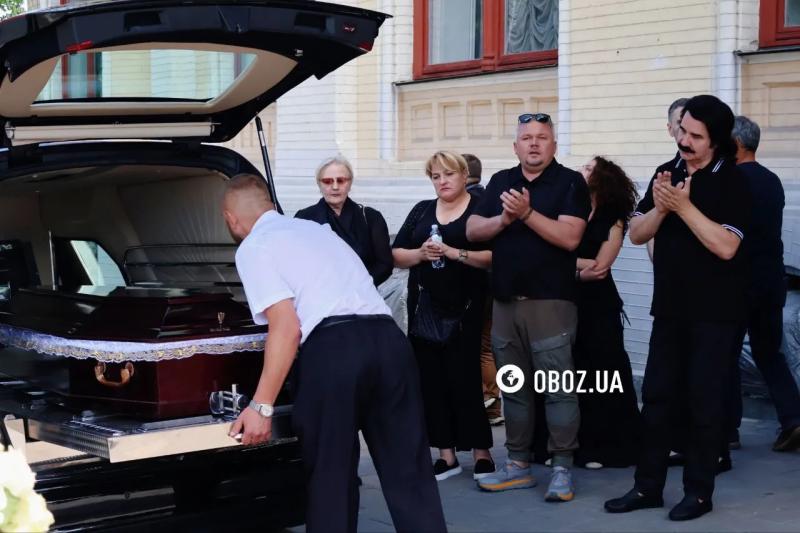 Глаза полные слез и последние аплодисменты: как прошли похороны Игоря Поклада, где его похоронят и кто из звезд пришел попрощаться. Фото, видео