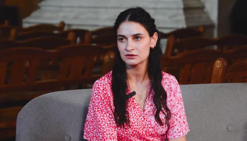 "Это вы та девушка в очках, которая влюбленно смотрит на солиста?" Еще одна участница хора "Гомон" рассказала о неожиданной славе