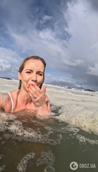 "Это не пена, а сточные воды". Инфлюенсер из Кейптауна озадачила сеть видео, как плавает в мутной воде