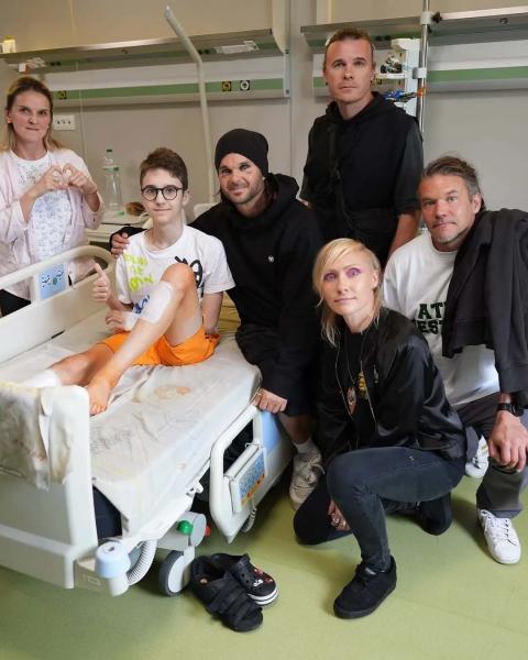 "Я измотан за два дня, а вы так живете 1242!" Вокалист The Rasmus после ночи в укрытии в Киеве не сдержал эмоций
