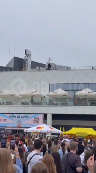 Артем Пивоваров эффектно появился на сцене Atlas Festival 2025 под собственную песню. Видео