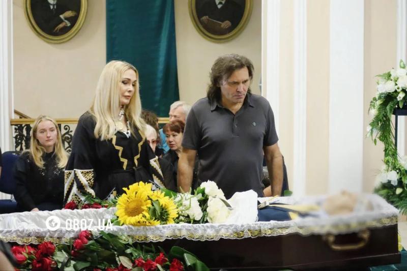 Глаза полные слез и последние аплодисменты: как прошли похороны Игоря Поклада, где его похоронят и кто из звезд пришел попрощаться. Фото, видео
