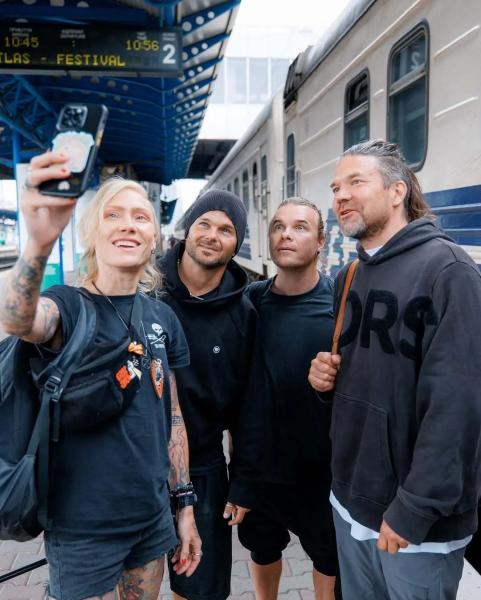 "Я измотан за два дня, а вы так живете 1242!" Вокалист The Rasmus после ночи в укрытии в Киеве не сдержал эмоций