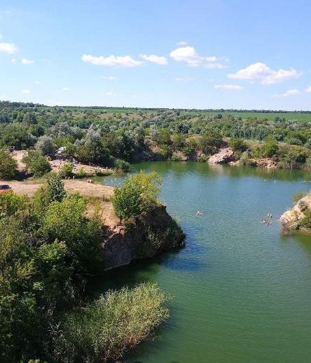 Купаються 15 хвилин і бояться "піранью": чим дивують Радонові озера України Купаються 15 хвилин і бояться "піранью": чим дивують Радонові озера України