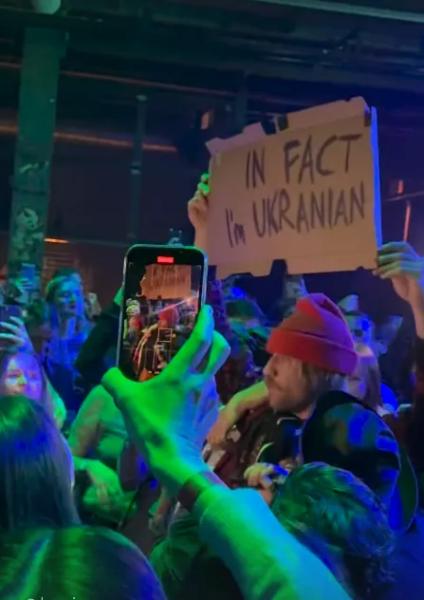 Иван Дорн "украинизировал" уличного музыканта из Беларуси и перевел свой хит "Стыцамэн": россияне обозвали его "клоуном", а украинцы в восторге