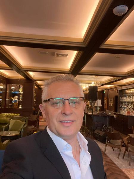 "Как пирог в масле". Заслуженный артист Украины рассказал о певце-предателе из Буковины, которого "согрела" жена Дмитрия Медведева