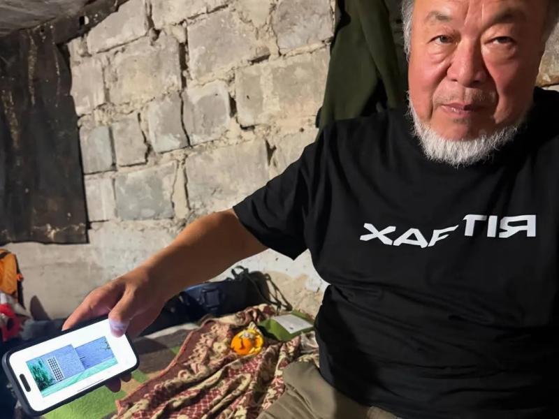 "Самый влиятельный художник мира" Ай Вэйвэй засветился на фронте в Украине: почему в родном Китае его преследовали. Фото