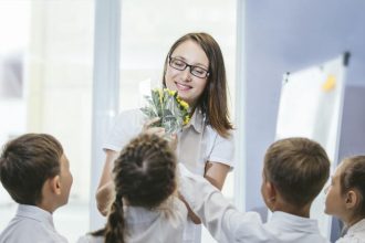Что подарить учителю на 1 сентября: полезные и оригинальные идеи
