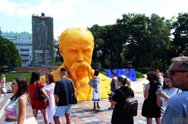 У центрі Києва з'явився 5-метровий Тарас Шевченко (фоторепортаж) У центрі Києва з'явився 5-метровий Тарас Шевченко (фоторепортаж)