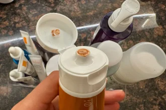 В чем разница между обычными солнцезащитными средствами и кремами с дополнительным тонирующим эффектом?
