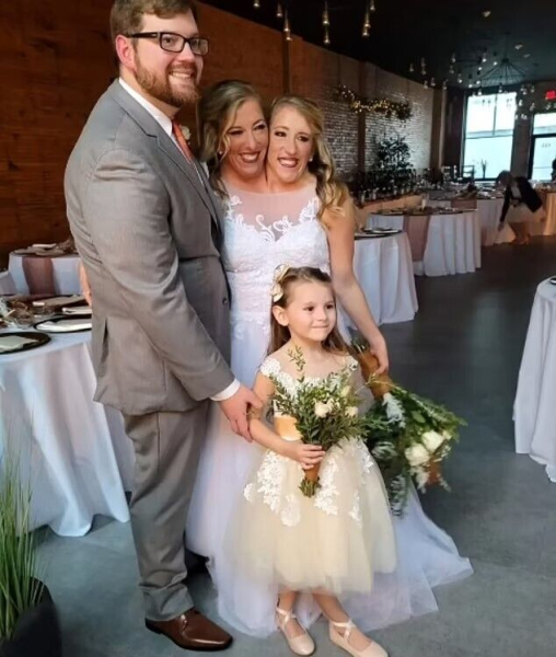 Через 4 года после свадьбы: самые известные в мире сиамские близняшки Эбби и Бриттани Генсел впервые вышли в люди с младенцем на руках