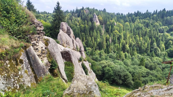 Ямельницькі скелі: блукаючи непрохідними стежками УПА Ямельницькі скелі: блукаючи непрохідними стежками УПА
