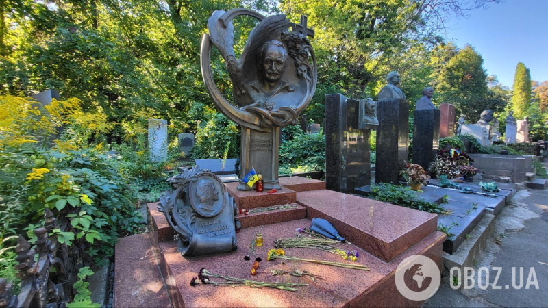 Увядшие букеты и гроздь калины: как выглядит помпезная могила Вячеслава Черновола. Фото