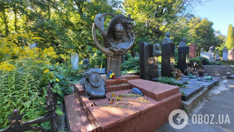 Увядшие букеты и гроздь калины: как выглядит помпезная могила Вячеслава Черновола. Фото