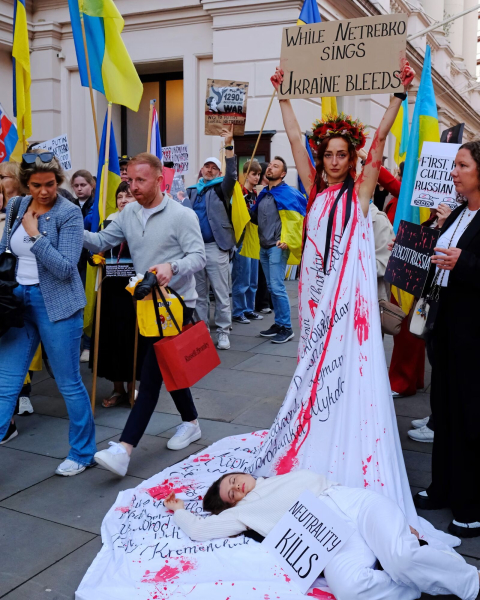 "У Королевского театра нет никакой порядочности": в Лондоне несмотря на протесты состоялась премьера оперы с путинисткой Нетребко. Фото
