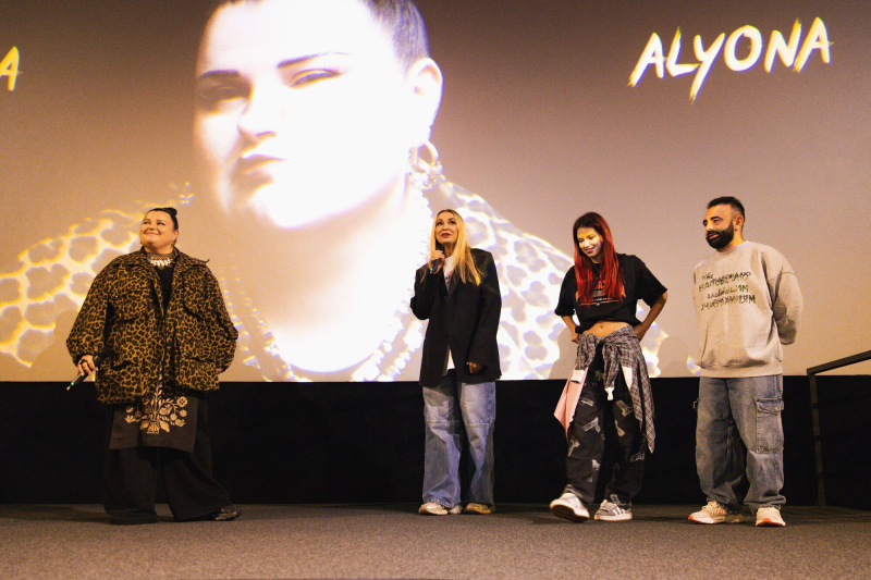 "А кто хейтит": Alyona Alyona выпустила саундтрек к новой украинской комедии "10 блогеров"