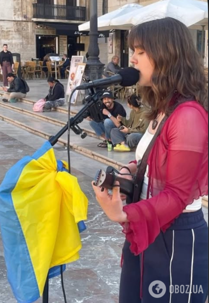 "У меня нет дома". Как 22-летняя певица из Украины на улицах Европы трогает иностранцев до слез