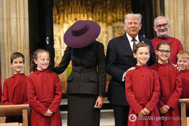 В сети подняли на смех Меланию Трамп, которая встретилась с королевской семьей в непрактичном образе: что с ним не так. Фото
