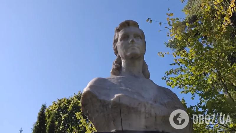 Блогер шокировал видом заброшенной могилы украинской оперной легенды. Фото
