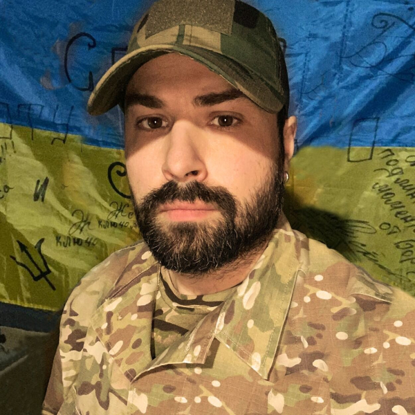 Дэвид Аксельрод впервые после ранения вышел в свет: как он выглядит после исчезновения на два года