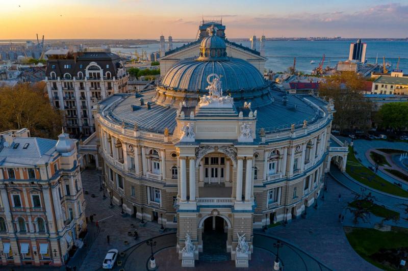 Певец упал со сцены, зрительницы подрались: в Одессе концерт ко Дню города обернулся хаосом. Видео