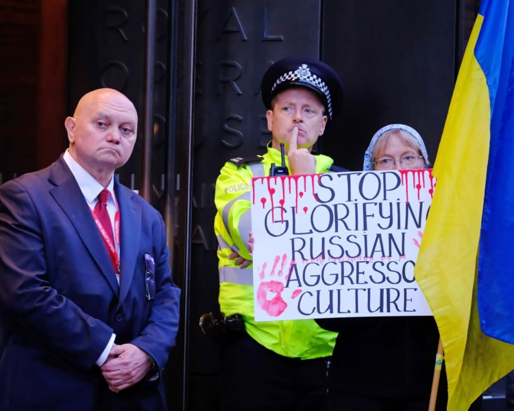"У Королевского театра нет никакой порядочности": в Лондоне несмотря на протесты состоялась премьера оперы с путинисткой Нетребко. Фото