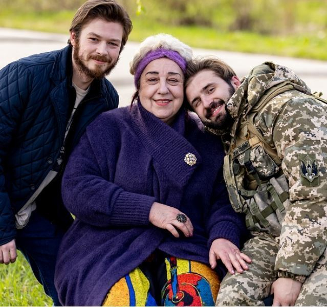 "Слышу, громко поют гимн – их же перестреляют!" Елена Галл-Савальская – о буднях в оккупации, российской пенсии и вынужденной жизни в театре