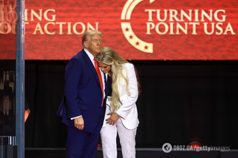 Нежные объятия вдовы Чарли Кирка и Трампа на церемонии прощания возмутили американцев: в сети нашли давнюю связь между ними