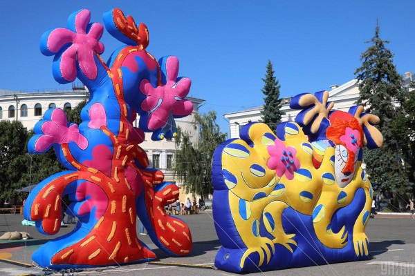 У центрі Києва з'явилися яскраві інсталяції, натхнені Марією Примаченко (фоторепортаж) У центрі Києва з'явилися яскраві інсталяції, натхнені Марією Примаченко (фоторепортаж)