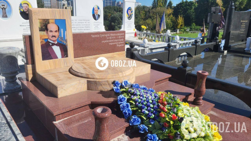 На могиле легендарного Чапкиса исправили грубую ошибку: как выглядит памятник хореографу сегодня. Фото