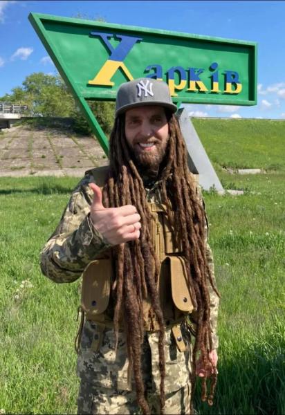 Пел "Горит Москва", служил в ТРО, но продолжал говорить на русском: что известно о последних годах жизни "Дизеля" из Green Grey