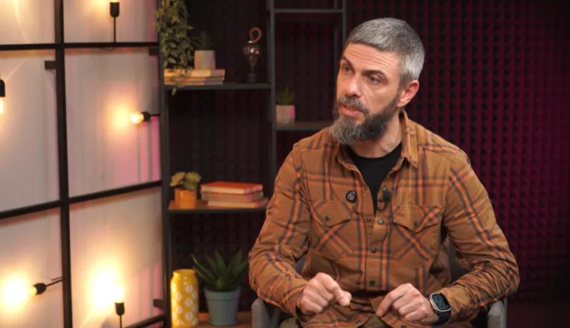 Писатель и бывший спикер Минобороны Илларион Павлюк высказался о своем оптимистическом прогнозе относительно окончания войны