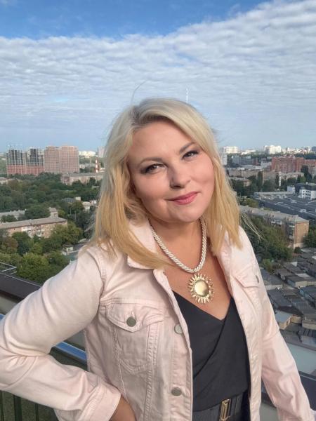 Народная артистка Украины подслушала диалог фанатов "русского мира" в поезде и вмешалась: ответ довел ее до слез