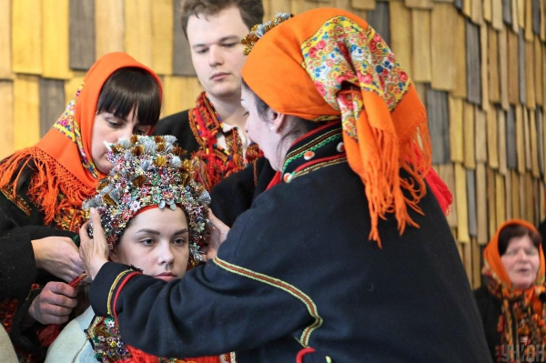 Як святкують традиційне гуцульське весілля: яскравий фоторепортаж зі Львова Як святкують традиційне гуцульське весілля: яскравий фоторепортаж зі Львова