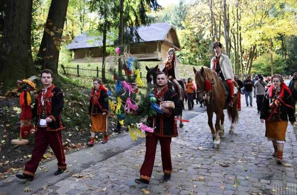 Як святкують традиційне гуцульське весілля: яскравий фоторепортаж зі Львова Як святкують традиційне гуцульське весілля: яскравий фоторепортаж зі Львова
