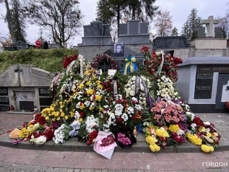 По нему плакала Москва, но местом упокоения стал Львов: как выглядит могила легендарного Романа Виктюка