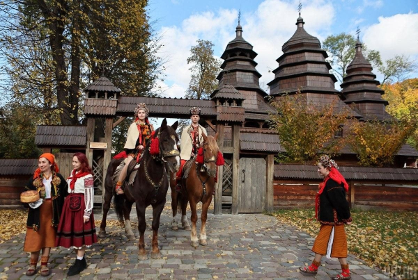 Як святкують традиційне гуцульське весілля: яскравий фоторепортаж зі Львова Як святкують традиційне гуцульське весілля: яскравий фоторепортаж зі Львова
