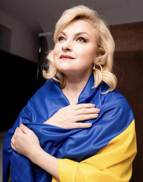 Народная артистка Украины подслушала диалог фанатов "русского мира" в поезде и вмешалась: ответ довел ее до слез