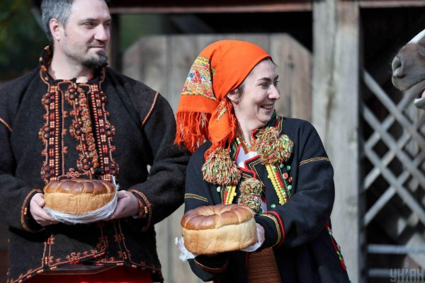 Як святкують традиційне гуцульське весілля: яскравий фоторепортаж зі Львова Як святкують традиційне гуцульське весілля: яскравий фоторепортаж зі Львова