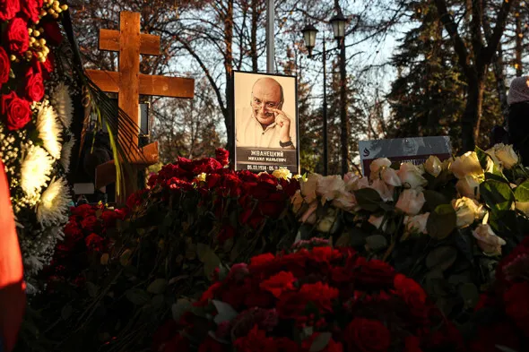 Ненавидел Россию, но похоронен в Москве: как выглядит могила Жванецкого и о чем он говорил с Зеленским незадолго до смерти