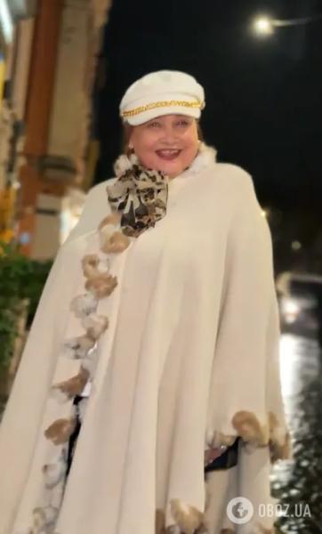 "Намного моложе своего возраста!" 69-летняя профессор в пончо за 2500 грн и с сумкой леопарда поразила сеть