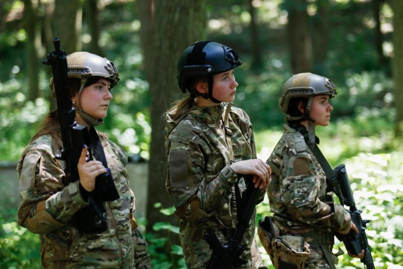 Між героїнею і людиною: як говорити про жінок з фронтовим досвідом