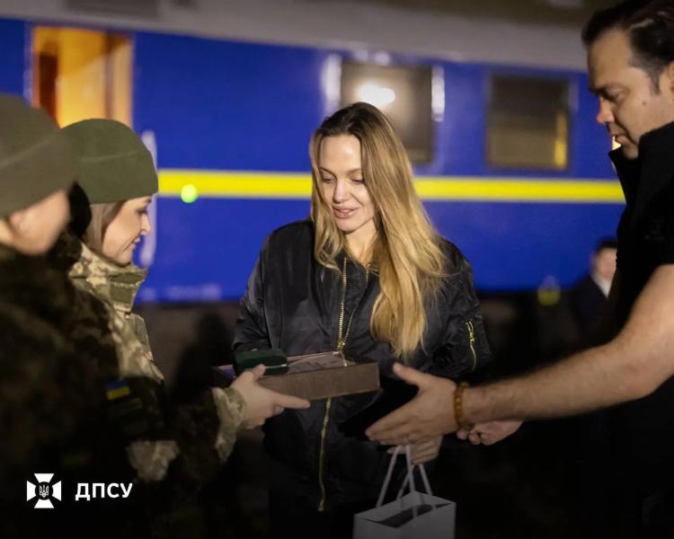 Основатель Pink Floyd закатил истерику из-за приезда Анджелины Джоли в Украину и обозвал звезд, которые помогают украинцам