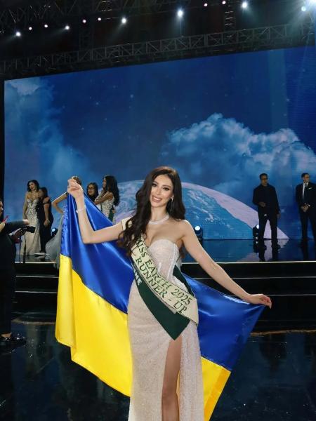 Триумф Украины на "Мисс Земля 2025": украинка получила титул "Вице Мисс" и ошеломила сеть своей красотой. Фото