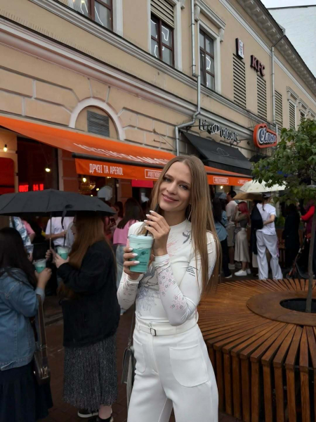 Виталий Козловский поцеловался с Натальей Могилевской на сцене: жена певца отреагировала