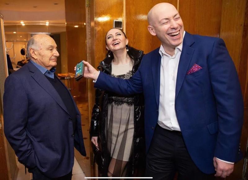 Ненавидел Россию, но похоронен в Москве: как выглядит могила Жванецкого и о чем он говорил с Зеленским незадолго до смерти