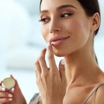 Почему зимой губы страдают от сухости и как вернуть им комфорт?